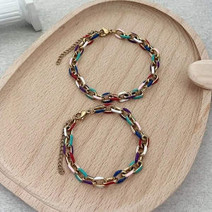 Collier géométrique en acier titane doré avec maillons épais en émail coloré pour femme