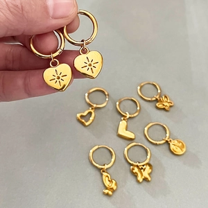 Parure de créoles dorées avec pendentifs papillon, cœur ajouré et lettre L pour femme