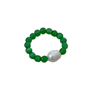 Baroque pearl and green cat-eye beaded ring for women in a vintage minimalist design