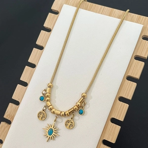 Collana albero della vita dorata con ciondolo sole turchese e catena snake