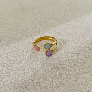 Bague réglable en acier doré avec des breloques rondes en émail rose et violettes