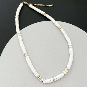 Collier de perles Heishi blanches de style français avec entretoises dorées