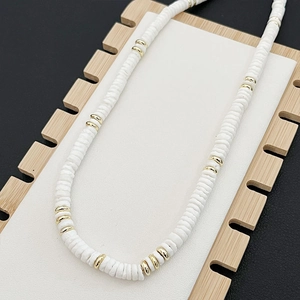 Collier bohème en perles Heishi blanches avec anneaux dorés sur support en bois