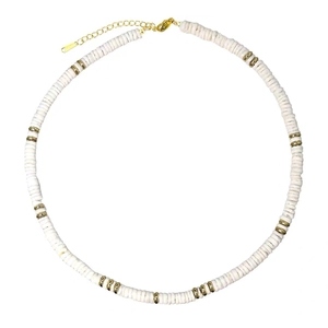 Collier bohème en perles heishi blanches avec intercalaires dorés et fermoir homard