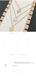 Ensemble de trois colliers feuilles de monstera en finitions rose doré, argent et or