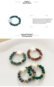 Détail macro de bagues en perles de malachite avec accents dorés et étoile blanche