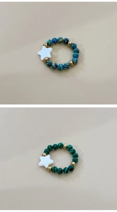 Détail de bagues élastiques fait main avec malachite, oeil de tigre et breloque étoile blanche