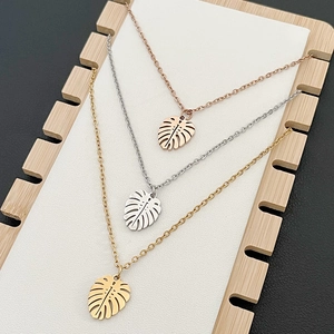 Colliers avec pendentif feuille en acier inoxydable doré, argenté et rose doré poli