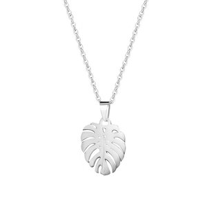 Collier avec pendentif feuille de monstera poli en acier inoxydable sur fond blanc