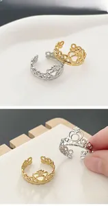 Detalle de anillos de corona vintage en oro y plata con diseño de filigrana calada
