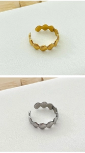 Detail of adjustable scallop shell rings in 18k gold and silver stainless steel finish