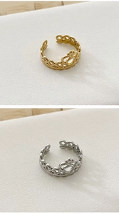 Detalle de anillos de corona ajustables en acabados dorado y plateado calados