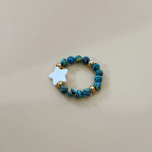 Bague élastique en perles de malachite avec breloque étoile blanche et perles dorées