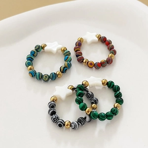 Bagues perlées élastiques avec perles marbrées et pendentif étoile blanche colorées