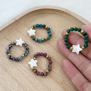 Bagues en perles faites main avec perles style malachite et détail d'étoile blanche