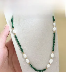 Dettaglio della collana con perle barocche e pietre di agata verde e sfere dorate