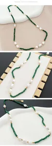 Dettaglio della collana di perle barocche con perline sfaccettate verdi e perle d'oro