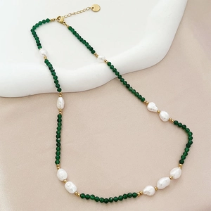 Collana con perle barocche d'acqua dolce, pietre verdi e chiusura in acciaio