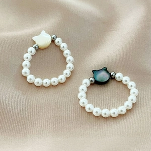 Handmade pearl bead rings set featuring black and white cat head shell pendants