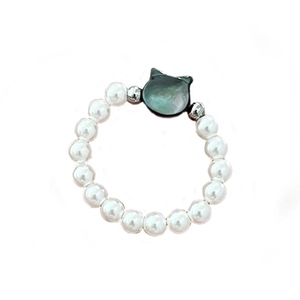 Elegant cat-themed pearl ring featuring white beads and a grey cat head charm pendant