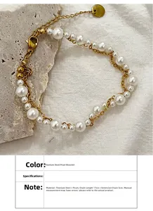 Détail du bracelet de perles en acier titane doré avec fermoir mousqueton et extension