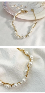Détail du bracelet en perles d'acier inoxydable avec chaîne dorée et médaillon