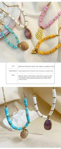 Détails macro d'un collier de perles colorées avec pendentifs coquillage et ananas
