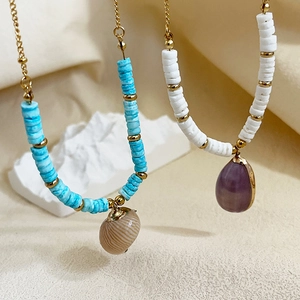 Collier bohème avec perles, coquillage naturel et pendentif goutte sur chaîne dorée