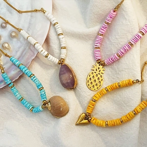 Colliers bohèmes en perles colorées avec pendentifs coquillage et ananas doré