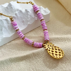 Collier bohème en perles violettes avec un grand pendentif ananas doré ajouré chic