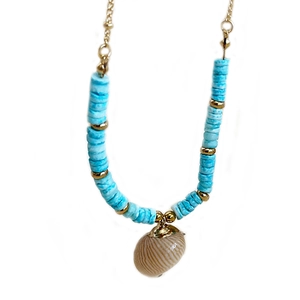 Collier bohème avec perles bleu ciel, pendentif en coquillage naturel et chaîne dorée