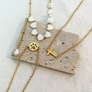 Zweilagige goldene Kette mit Muschelherzen, Perlenanhänger und Hundepfoten-Motiv