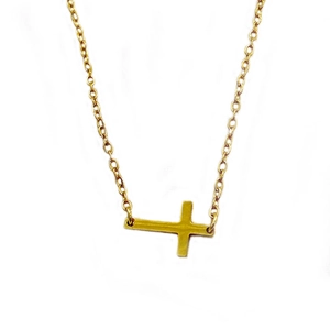 Goldene minimalistische Doppelhalskette mit horizontalem Kreuzanhänger auf Weiß