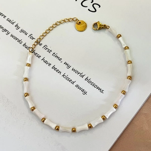 Bracelet minimaliste en perles de coquillage blanc et acier inoxydable doré pour femme