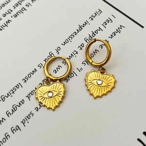 Goldene Edelstahl Herzohrringe mit Evil Eye Design und funkelndem Zirkonia Stein