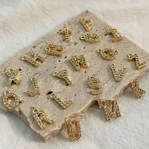 Colgantes de letras doradas con diamantes para collares de perlas hechos a mano