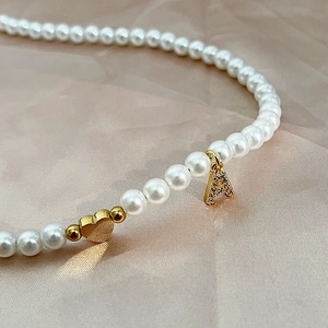 Collar de perlas hecho a mano con dije de corazón dorado y colgante de letra A de cristal