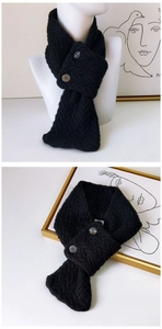 Texture de tricot détaillée et boutons effet perle sur une écharpe d'hiver noire