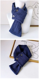Détail de l'écharpe en tricot marine avec motif à chevrons et boutons décoratifs