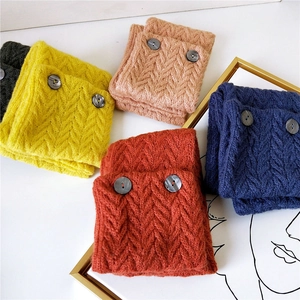 Jambières en tricot avec torsades et boutons disponibles en plusieurs couleurs vives