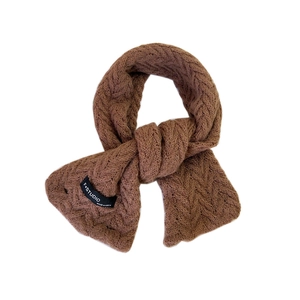 Écharpe en maille marron foncé pour l'hiver avec motif torsadé et étiquette design