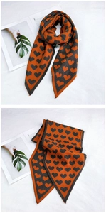 Détail d'une écharpe en tricot orange à motifs de cœurs avec bords pointus et texture douce