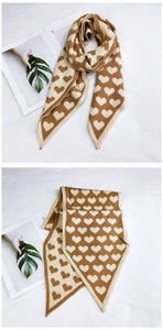 Détail d'écharpe en tricot avec motif jacquard cœur et design à pointes contrastées