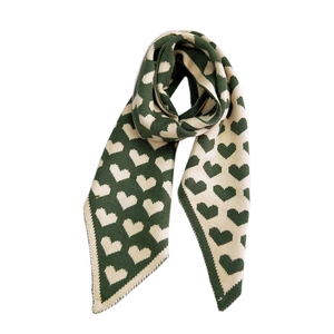 Écharpe en tricot vert et blanc avec motifs jacquard de cœurs pour l'hiver