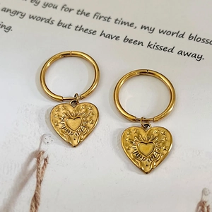 Boucles d'oreilles créoles cœur vintage dorées avec motif d'étoile et gravures