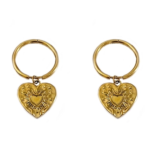 Boucles d'oreilles cœur vintage dorées avec motif rayons de soleil et détails étoiles rétro