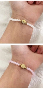 Détail de bracelets perlés avec pierres facettées et breloques de Saint-Benoît