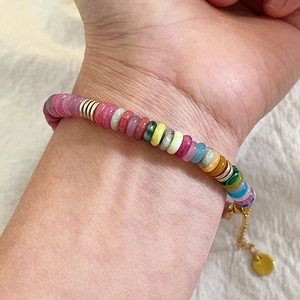 Boho-Perlenarmband mit bunten Scheiben, goldenen Zwischenperlen und verstellbarer Kette