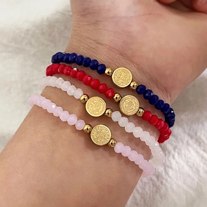 Lot de bracelets en perles faits main avec médailles de Saint Benoît en couleurs variées