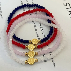 Bracelets en perles facettées colorées avec pendentifs médaille de Saint-Benoît dorés